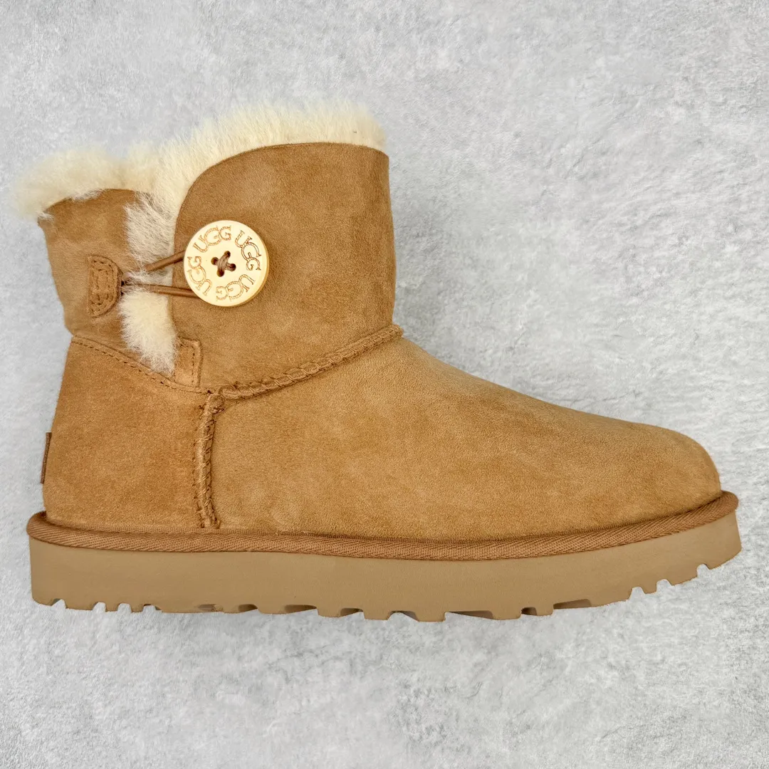 Pick up locally💰520 UGG 6422 Classic wooden buckle autumn and winter sheep fur integrated snow boots. All shoes are made from the same factory as ZP. Longfeng A-grade Australian imported sheep fur integrated women's boots. Brand OEM production line. Fully follow the ZP process. OEM original pattern maker. Adhering to the principle of no original shoes and no development selection. Pay attention to every detail. The most authentic version on the market. TREADLITE "Light Wing" technology outsole. Lightweight/durable/flexible/pile size: 35 36 37 38 39 40 Coding: by2936090